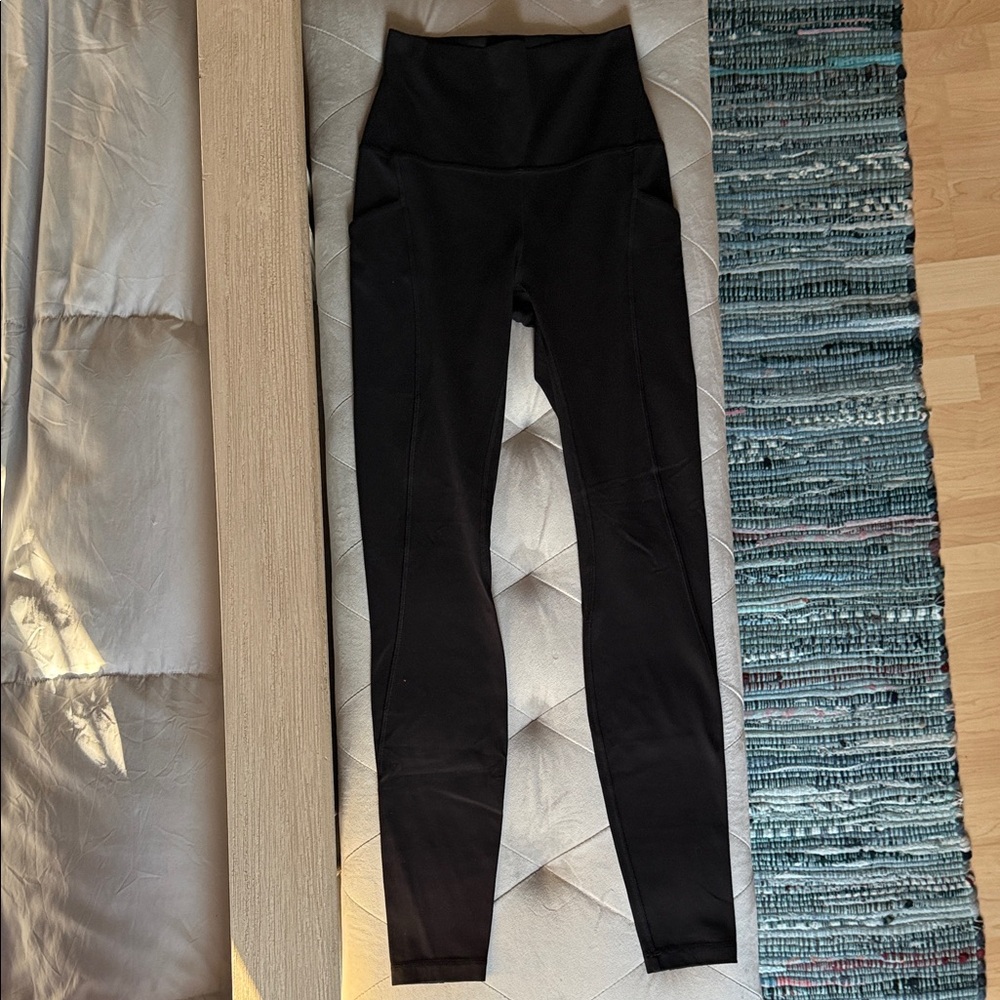 Lululemon 28” size 4 black Aligns with pockets
